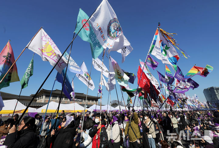 [서울=뉴시스] 홍효식 기자 = 7일 서울 종로구 광화문 서십자각 일대에서 열린 2026년 3·8 세계여성의 날 기념 제41회 한국여성대회에서 참가 단체 깃발이 입장하는 퍼포먼스가 진행되고 있다. 2026.03.07. yesphoto@newsis.com