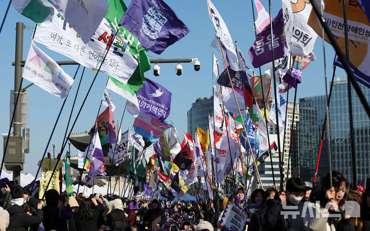 [서울=뉴시스] 홍효식 기자 = 7일 서울 종로구 광화문 서십자각 일대에서 열린 2026년 3·8 세계여성의 날 기념 제41회 한국여성대회에서 참가 단체 깃발이 입장하는 퍼포먼스가 진행되고 있다. 2026.03.07. yesphoto@newsis.com