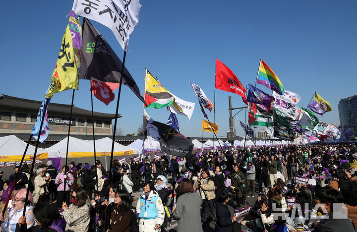 [서울=뉴시스] 홍효식 기자 = 7일 서울 종로구 광화문 서십자각 일대에서 열린 2026년 3·8 세계여성의 날 기념 제41회 한국여성대회에서 참가 단체 깃발이 입장하는 퍼포먼스가 진행되고 있다. 2026.03.07. yesphoto@newsis.com