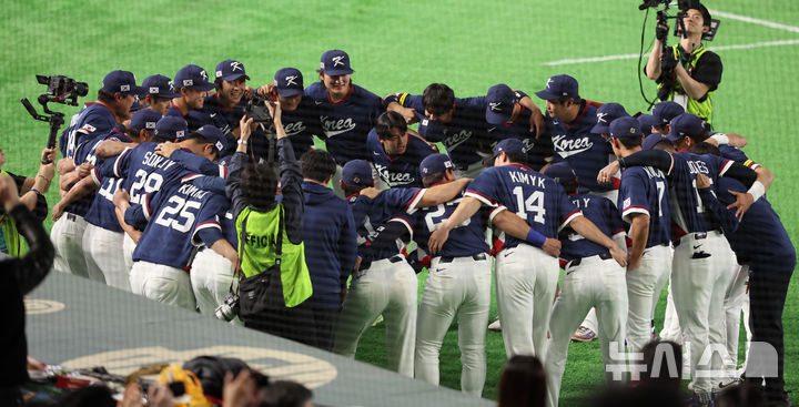 [도쿄=뉴시스] 권창회 기자 = 7일 일본 도쿄돔에서 열린 2026 WBC 조별리그 C조 2차전 한국과 일본의 경기 시작전 한국 선수들이 결의를 다지고 있다. 2026.03.07. kch0523@newsis.com