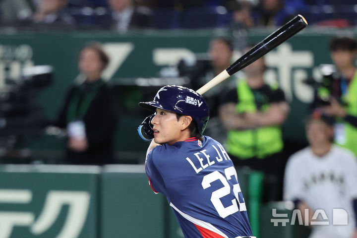[도쿄=뉴시스] 권창회 기자 = 7일 일본 도쿄돔에서 열린 2026 WBC 조별리그 C조 2차전 한국과 일본의 경기, 1회초 무사 1, 3루 한국 이정후가 1타점 적시타를 치고 있다. 2026.03.07. kch0523@newsis.com