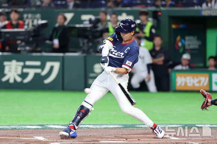 [도쿄=뉴시스] 권창회 기자 = 7일 일본 도쿄돔에서 열린 2026 WBC 조별리그 C조 2차전 한국과 일본의 경기, 1회초 무사 1, 3루 한국 이정후가 1타점 적시타를 치고 있다. 2026.03.07. kch0523@newsis.com
