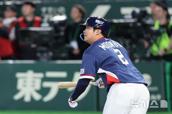 [도쿄=뉴시스] 권창회 기자 = 7일 일본 도쿄돔에서 열린 2026 WBC 조별리그 C조 2차전 한국과 일본의 경기, 1회초 2사 1, 2루 한국 문보경이 2타점 2루타를 치고 있다. 2026.03.07. kch0523@newsis.com