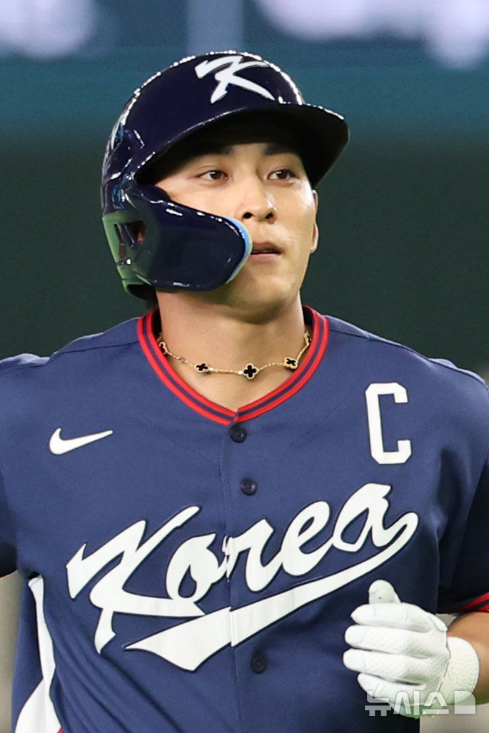 [도쿄=뉴시스] 권창회 기자 = 주장 이정후가 경기 중 착용한 '행운의 목걸이'가 국내외 팬들 사이에서 화제를 모으고 있다. 2026.03.07. kch0523@newsis.com