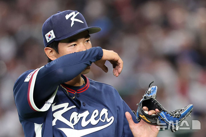 [도쿄=뉴시스] 권창회 기자 = 7일 일본 도쿄돔에서 열린 2026 WBC 조별리그 C조 2차전 한국과 일본의 경기, 3회말 일본 오타니, 스즈키에게 연속으로 홈런을 허용한 한국 고영표가 마운드를 내려가고 있다. 2026.03.07. kch0523@newsis.com