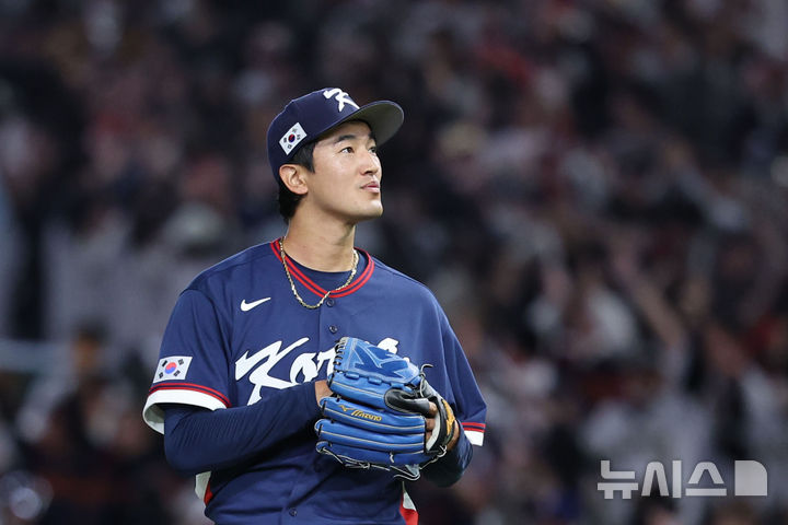 [도쿄=뉴시스] 권창회 기자 = 7일 일본 도쿄돔에서 열린 2026 WBC 조별리그 C조 2차전 한국과 일본의 경기, 3회말 1사서 한국 고영표가 일본 쇼헤이 오타니에게 홈런을 허용한 뒤 아쉬워하고 있다. 2026.03.07. kch0523@newsis.com