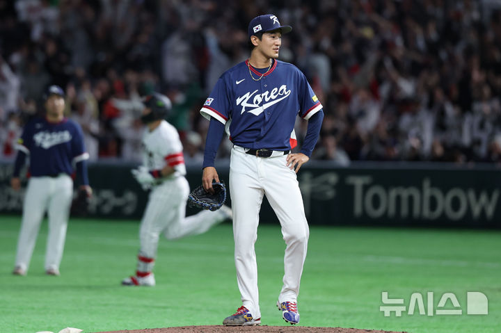 [도쿄=뉴시스] 권창회 기자 = 7일 일본 도쿄돔에서 열린 2026 WBC 조별리그 C조 2차전 한국과 일본의 경기, 3회말 1사서 일본 스즈키에게 홈런을 허용한 한국 고영표가 아쉬워하고 있다. 2026.03.07. kch0523@newsis.com