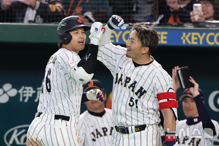 [도쿄=뉴시스] 권창회 기자 = 7일 일본 도쿄돔에서 열린 2026 WBC 조별리그 C조 2차전 한국과 일본의 경기, 3회말 1사서 일본 쇼헤이 오타니가 1점 홈런을 친 뒤 동료 축하를 받고 있다. 2026.03.07. kch0523@newsis.com