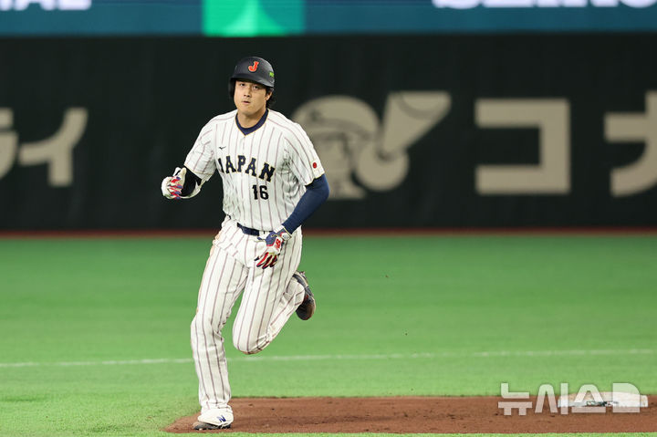 [도쿄=뉴시스] 권창회 기자 = 7일 일본 도쿄돔에서 열린 2026 WBC 조별리그 C조 2차전 한국과 일본의 경기, 3회말 1사서 일본 쇼헤이 오타니가 1점 홈런을 친 뒤 그라운드를 돌고 있다. 2026.03.07. kch0523@newsis.com