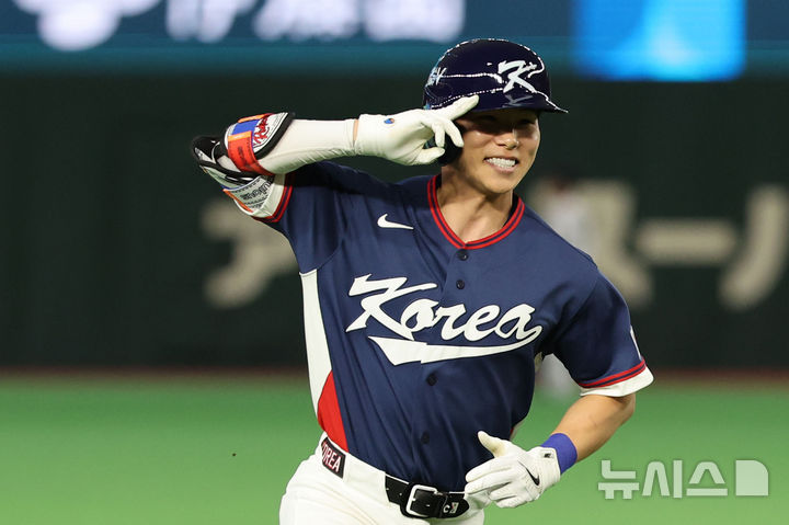 [도쿄=뉴시스] 권창회 기자 = 7일 일본 도쿄돔에서 열린 2026 WBC 조별리그 C조 2차전 한국과 일본의 경기, 4회초 1사 1루 한국 김혜성이 우중간 투런 홈런을 치고 그라운드를 돌고 있다. 2026.03.07. kch0523@newsis.com