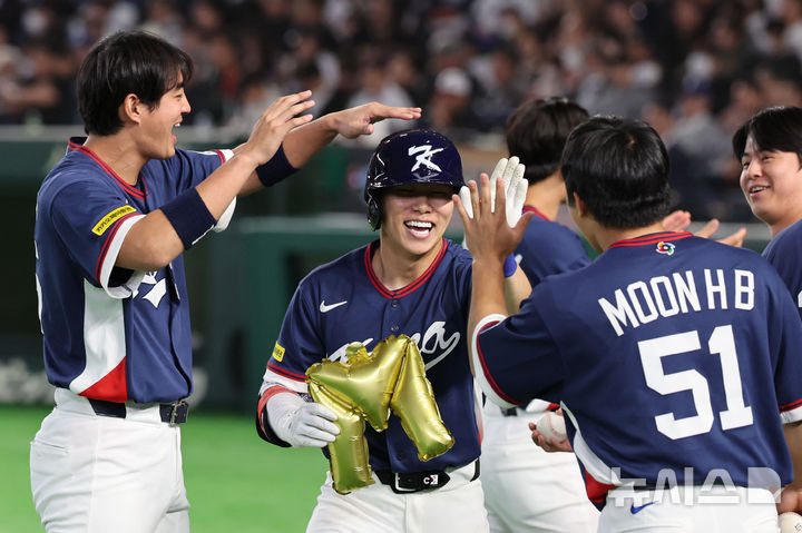 [도쿄=뉴시스] 권창회 기자 = 7일 일본 도쿄돔에서 열린 2026 WBC 조별리그 C조 2차전 한국과 일본의 경기, 4회초 1사 1루 한국 김혜성이 우중간 투런 홈런을 친 뒤 동료들의 축하를 받고 있다. 2026.03.07. kch0523@newsis.com