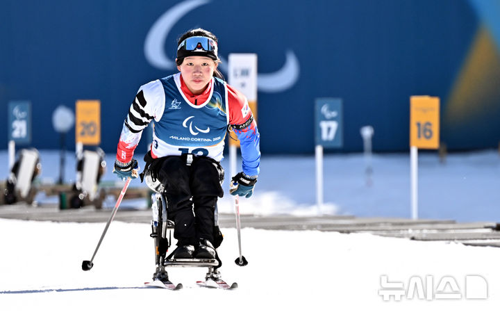 [테세로=뉴시스] 사진공동취재단 = 바이애슬론 김윤지가 7일(현지시간) 이탈리아 테세로 크로스컨트리 스키 스타디움에서 열린 2026 밀라노 코르티나 동계패럴림픽 바이애슬론 스프린트 7.5km 경기에서 사격을 마친 뒤 역주하고 있다. 2026.03.07. photo@newsis.com