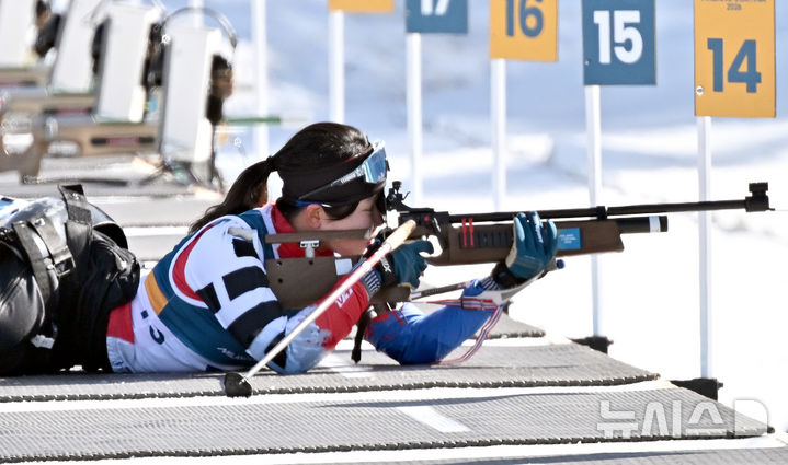 [테세로=뉴시스] 사진공동취재단 = 바이애슬론 김윤지가 7일(현지시간) 이탈리아 테세로 크로스컨트리 스키 스타디움에서 열린 2026 밀라노 코르티나 동계패럴림픽 바이애슬론 스프린트 7.5km 경기에서 사격을 하고 있다. 2026.03.07. photo@newsis.com