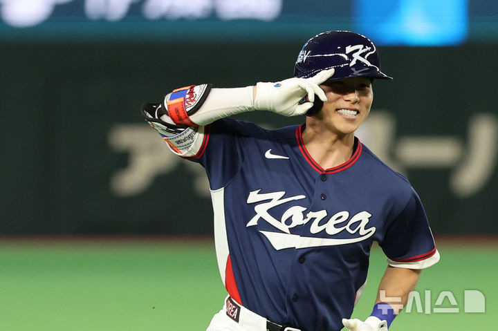[도쿄=뉴시스] 권창회 기자 = 7일 일본 도쿄돔에서 열린 2026 WBC 조별리그 C조 2차전 한국과 일본의 경기, 4회초 1사 1루 한국 김혜성이 우중간 투런 홈런을 치고 그라운드를 돌고 있다. 2026.03.07. kch0523@newsis.com