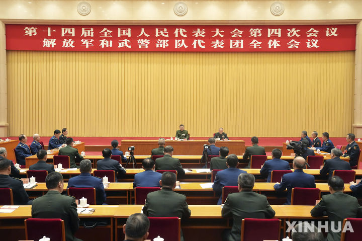 [베이징=신화/뉴시스] 시진핑 중국 국가주석이 7일 베이징 인민대회당에서 열린 전국인민대표대회(전인대) 제4차 회의 인민해방군과 무장경찰부대 대표단 전체회의에 참석해 발언하고 있다. 2026.03.08