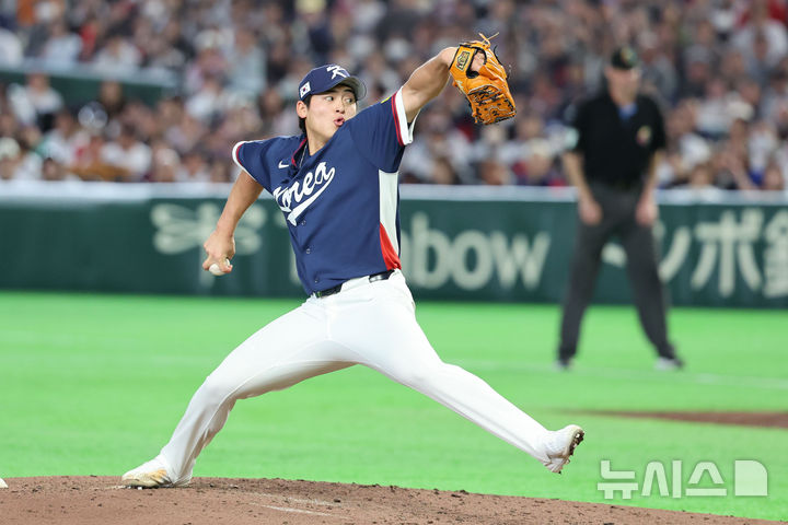 [도쿄=뉴시스] 권창회 기자 = 7일 일본 도쿄돔에서 열린 2026 WBC 조별리그 C조 2차전 한국과 일본의 경기, 4회말 한국 조병현이 역투하고 있다. 2026.03.07. kch0523@newsis.com