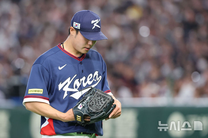 [도쿄=뉴시스] 권창회 기자 = 7일 일본 도쿄돔에서 열린 2026 WBC 조별리그 C조 2차전 한국과 일본의 경기, 7회말 2사 만루 상황서 한국 김영규가 실점 한 뒤 마운드를 내려오고 있다. 2026.03.07. kch0523@newsis.com
