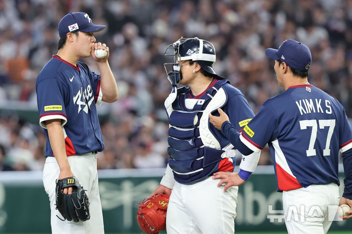 [도쿄=뉴시스] 권창회 기자 = 7일 일본 도쿄돔에서 열린 2026 WBC 조별리그 C조 2차전 한국과 일본의 경기, 7회말 2사 만루 상황 한국 김영규와 박동원이 대화하고 있다. 2026.03.07. kch0523@newsis.com