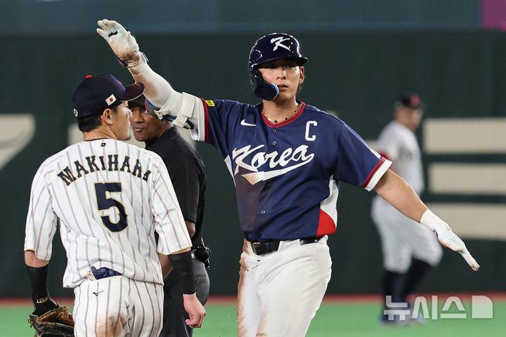 [도쿄=뉴시스] 권창회 기자 = 7일 일본 도쿄돔에서 열린 2026 WBC 조별리그 C조 2차전 한국과 일본의 경기, 8회초 선두타자 이정후가 2루타를 친 뒤 세리머니를 하고 있다. 2026.03.07. kch0523@newsis.com
