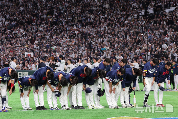 [도쿄=뉴시스] 권창회 기자 = 7일 일본 도쿄돔에서 열린 2026 WBC 조별리그 C조 2차전 한국과 일본의 경기, 8-6으로 패배한 한국선수들이 인사하고 있다. 2026.03.07. kch0523@newsis.com