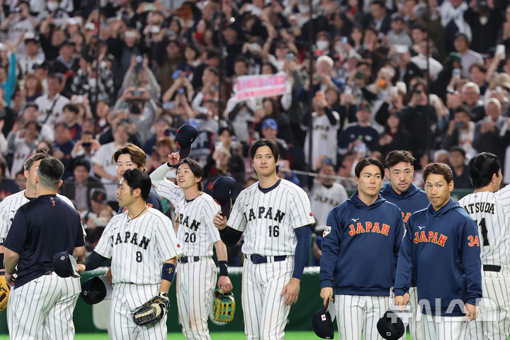 [도쿄=뉴시스] 권창회 기자 = 7일 일본 도쿄돔에서 열린 2026 WBC 조별리그 C조 2차전 한국과 일본의 경기, 8-6으로 승리한 일본 오타니를 비롯한 선수들이 기뻐하고 있다. 2026.03.07. kch0523@newsis.com