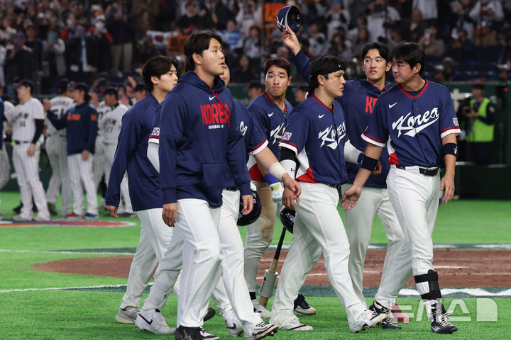 [도쿄=뉴시스] 권창회 기자 = 7일 일본 도쿄돔에서 열린 2026 WBC 조별리그 C조 2차전 한국과 일본의 경기, 8-6으로 패배한 한국 선수들이 아쉬워하고 있다. 2026.03.07. kch0523@newsis.com