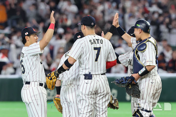 [도쿄=뉴시스] 권창회 기자 = 7일 일본 도쿄돔에서 열린 2026 WBC 조별리그 C조 2차전 한국과 일본의 경기, 8-6으로 승리한 일본 선수들이 기뻐하고 있다. 2026.03.07. kch0523@newsis.com