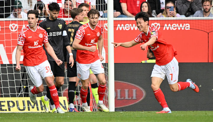 [마인츠=AP/뉴시스] 마인츠의 이재성(오른쪽)이 7일(현지 시간) 독일 마인츠의 코파세 아레나에서 열린 2025-26 분데스리가 25라운드 슈투트가르트와 경기 전반 39분 선제골을 넣은 후 환호하고 있다. 이재성은 리그 3호 골을 기록했으며 마인츠는 2-2로 비겼다. 2026.03.08.