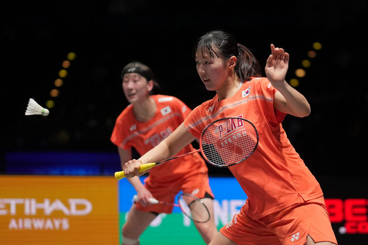 [버밍엄=AP/뉴시스] 백하나와 이소희가 7일(현지 시간) 영국 버밍엄 유틸리타 아레나에서 열린 2026 세계배드민턴연맹(BWF) 월드 투어(슈퍼 1000) 전영오픈 여자 복식 준결승에서 탄 펄리-티나 무랄리타란 조(말레이시아)와 경기하고 있다. 백하나-이소희가 2-0(21-17 21-18)으로 승리하고 결승에 올랐다. 2026.03.08.