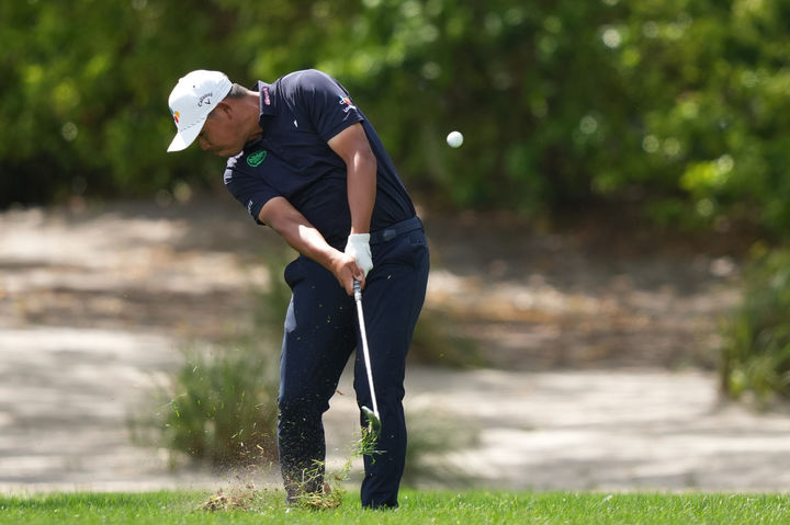 [올랜도=AP/뉴시스] 김시우가 7일(현지 시간) 미 플로리다주 올랜도의 베이힐 클럽&로지에서 열린 미국프로골프(PGA) 투어 아놀드 파머 인비테이셔널 3라운드 1번 홀에서 샷하고 있다. 일몰로 경기가 중단된 가운데 김시우는 중간 합계 3언더파 213타 공동 20위에 자리했다. 2026.03.08.