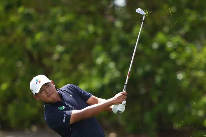 [올랜도=AP/뉴시스] 김시우가 7일(현지 시간) 미 플로리다주 올랜도의 베이힐 클럽&로지에서 열린 미국프로골프(PGA) 투어 아놀드 파머 인비테이셔널 3라운드 1번 홀에서 샷하고 있다. 일몰로 경기가 중단된 가운데 김시우는 중간 합계 3언더파 213타 공동 20위에 자리했다. 2026.03.08.