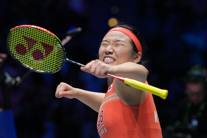 [버밍엄=AP/뉴시스] 안세영이 7일(현지 시간) 영국 버밍엄 유틸리타 아레나에서 열린 2026 세계배드민턴연맹(BWF) 월드 투어(슈퍼 1000) 전영오픈 여자 단식 준결승에서 천위페이(중국)을 꺾은 후 환호하고 있다. 2연패를 노리는 안세영이 2-1(20-22 21-9 21-12)로 승리하고 결승에 올라 왕즈이(중국)와 우승을 다툰다. 2026.03.08.