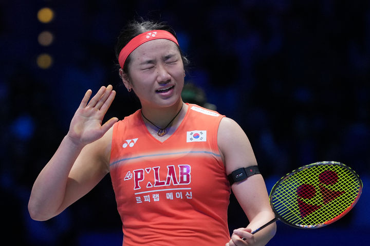 [버밍엄=AP/뉴시스] 안세영이 7일(현지 시간) 영국 버밍엄 유틸리타 아레나에서 열린 2026 세계배드민턴연맹(BWF) 월드 투어(슈퍼 1000) 전영오픈 여자 단식 준결승에서 천위페이(중국)을 꺾은 후 세리머니하고 있다. 2연패를 노리는 안세영이 2-1(20-22 21-9 21-12)로 승리하고 결승에 올라 왕즈이(중국)와 우승을 다툰다. 2026.03.08.