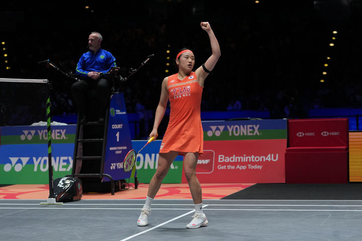 [버밍엄=AP/뉴시스] 안세영이 7일(현지 시간) 영국 버밍엄 유틸리타 아레나에서 열린 2026 세계배드민턴연맹(BWF) 월드 투어(슈퍼 1000) 전영오픈 여자 단식 준결승에서 천위페이(중국)을 꺾은 후 세리머니하고 있다. 2연패를 노리는 안세영이 2-1(20-22 21-9 21-12)로 승리하고 결승에 올라 왕즈이(중국)와 우승을 다툰다. 2026.03.08.