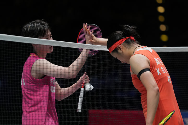 [버밍엄=AP/뉴시스] 안세영(오른쪽)이 7일(현지 시간) 영국 버밍엄 유틸리타 아레나에서 열린 2026 세계배드민턴연맹(BWF) 월드 투어(슈퍼 1000) 전영오픈 여자 단식 준결승에서 천위페이(중국)을 꺾은 후 인사를 나누고 있다. 2연패를 노리는 안세영이 2-1(20-22 21-9 21-12)로 승리하고 결승에 올라 왕즈이(중국)와 우승을 다툰다. 2026.03.08.