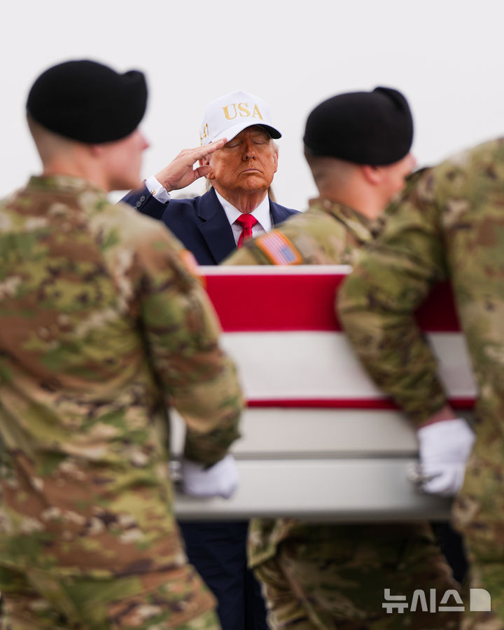[델라웨어=AP/뉴시스] 도널드 트럼프 미국 대통령이 7일(현지 시간) 미 델라웨어주 도버 공군기지에서 열린 전사자 유해 송환식에서 경례를 하고 있다. 2026.03.19.