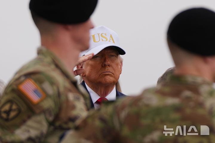 [델라웨어=AP/뉴시스] 도널드 트럼프 미국 대통령이 7일(현지 시간) 미 델라웨어주 도버 공군기지에서 열린 전사자 유해 송환식에서 경례를 하고 있다. 2026.03.19.