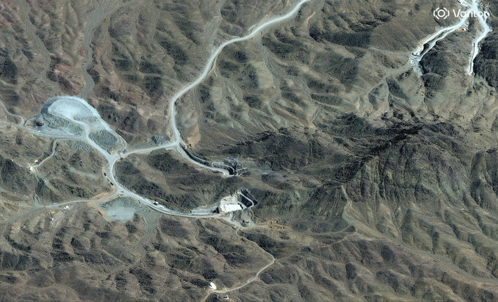 [AP/뉴시스]이란 중부 나탄즈 핵단지 인근의 픽액스 마운틴에 뚫려 있는 터널의 지난달 7일(현지시각) 모습. 이곳은 미국의 14t 벙커버스터로도 파괴가 불가능한 것으로 알려졌다. 2026.4.18. 