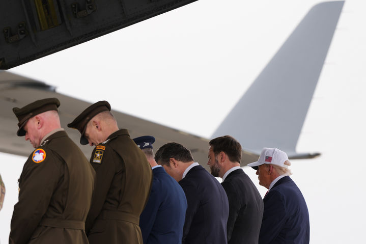 [델라웨어=AP/뉴시스] 도널드 트럼프(오른쪽) 미국 대통령이 7일(현지 시간) 미 델라웨어주 도버 공군기지에서 열린 전사자 유해 송환식에서 묵념하고 있다. 2026.03.19.