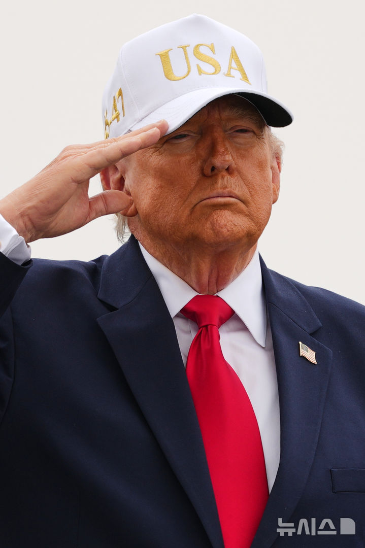 [델라웨어=AP/뉴시스] 도널드 트럼프 미국 대통령이 7일(현지 시간) 미 델라웨어주 도버 공군기지에서 열린 전사자 유해 송환식에서 경례를 하고 있다. 2026.03.19.