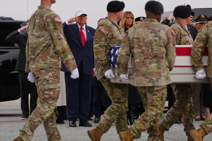 [도버 공군기지(델라웨어)=AP/뉴시스]도널드 트럼프 미국 대통령이 7일(현 지시간) 델라웨어주 도버 공군기지에서 열린 시신 인도식(Dignified Transfer)에서 이란과의 군사 충돌로 쿠웨이트에서 전사한 미군의 유해가 담긴 성조기 덮인 운반함이 이동하는 동안 경례하고 있다. 2026.03.09.