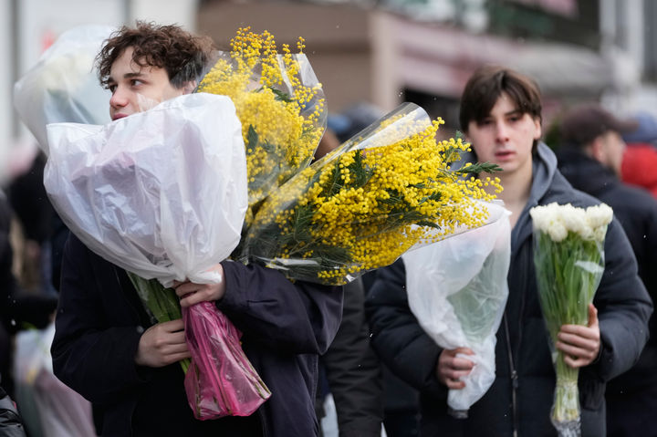 [모스크바=AP/뉴시스] 세계 여성의 날인 8일(현지 시간) 러시아 모스크바에서 남성들이 꽃다발을 들고 이동하고 있다. 2026.03.09.