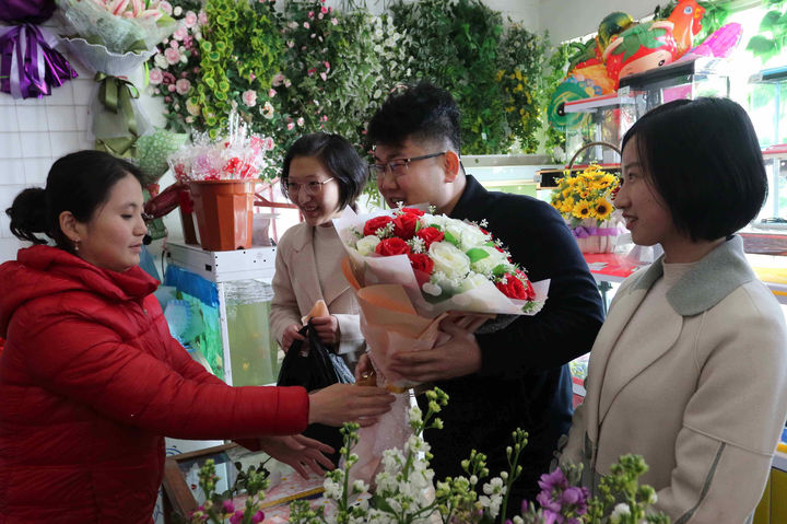 People buy floral bouquets to present to their mother on the occasion of the International Women's Day at a flower shop in Moranbong District, Pyongyang, North Korea Sunday, March 8, 2026. (AP Photo/Jon Chol Jin)