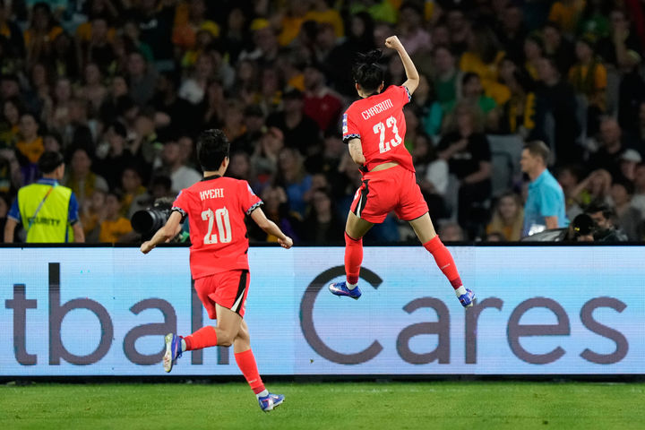 [시드니=AP/뉴시스] 강채림(오른쪽)이 8일(현지 시간) 호주 시드니 스타디움 오스트레일리아에서 열린 2026 아시아축구연맹(AFC) 여자 아시안컵 축구 조별 리그 A조 3차전 호주와 경기 후반 11분 팀 세 번째 골을 넣고 환호하고 있다. 한국은 3-2로 앞서가던 후반 추가 시간 실점해 3-3으로 비기며 A조 1위로 8강에 올랐다. 2026.03.08.