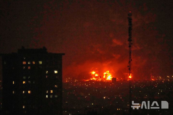 [테헤란=AP/뉴시스] 도널드 트럼프 미국 행정부의 대(對)이란 전쟁이 시작된 지 열흘 만에 세계 경제가 1970년대 오일쇼크 이후 가장 심각한 에너지 시장 충격에 직면했다고 8일(현지 시간) 월스트리트저널(WSJ)이 보도했다. 사진은 미국-이스라엘과 이란 간 전쟁이 이어지고 있는 가운데 7일(현지 시간) 이란 테헤란의 석유 저장 시설에서 불길이 치솟고 있다. 2026.03.09.