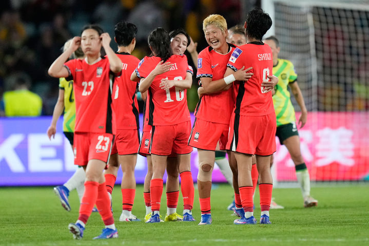 [시드니=AP/뉴시스] 한국 선수들이 8일(현지 시간) 호주 시드니 스타디움 오스트레일리아에서 열린 2026 아시아축구연맹(AFC) 여자 아시안컵 축구 조별 리그 A조 3차전 호주와 경기를 마친 후 자축하고 있다. 한국은 3-2로 앞서가던 후반 추가 시간 실점해 3-3으로 비기며 A조 1위로 8강에 올랐다. 2026.03.08.