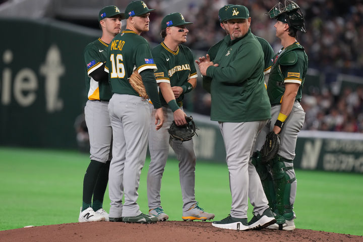 [도쿄=AP/뉴시스] 데이브 닐슨 호주 야구 대표팀 감독과 선수단. 2026.03.08.