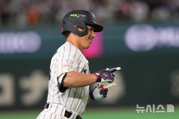 [도쿄=AP/뉴시스] 일본의 요시다 마사타카가 8일 일본 도쿄돔에서 열린 2026 월드베이스볼클래식(WBC) 호주와의 경기 7회 2점 홈런을 친 뒤 기뻐하고 있다. 2026.03.08.