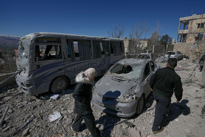[나비치트=AP/뉴시스] 8일(현지 시간) 레바논 동부 나비치트(Nabi Chit) 마을에서 주민들이 이스라엘의 공습으로 파괴된 차량을 살펴보고 있다. 2026.03.09.