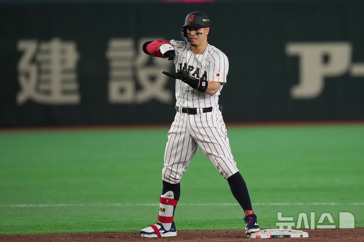 [도쿄=AP/뉴시스] 일본의 사토 데루아키가 8일 일본 도쿄돔에서 열린 2026 월드베이스볼클래식(WBC) 호주와의 경기 8회 적시 2루타를 친 뒤 세리머니를 펼치고 있다. 2026.03.08.